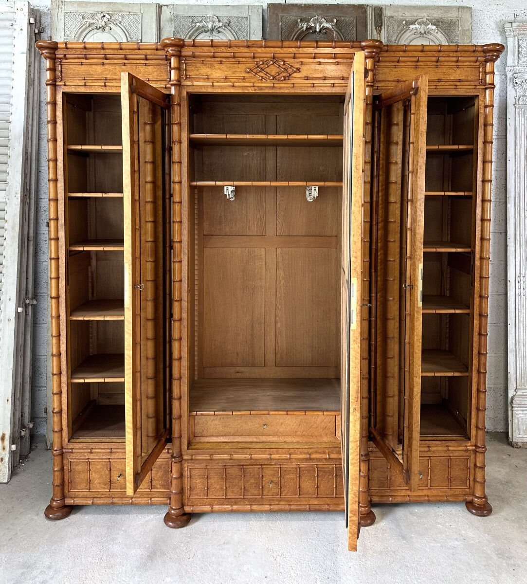 Armoire à glace 3 portes style faux bambou époque 19e siècle