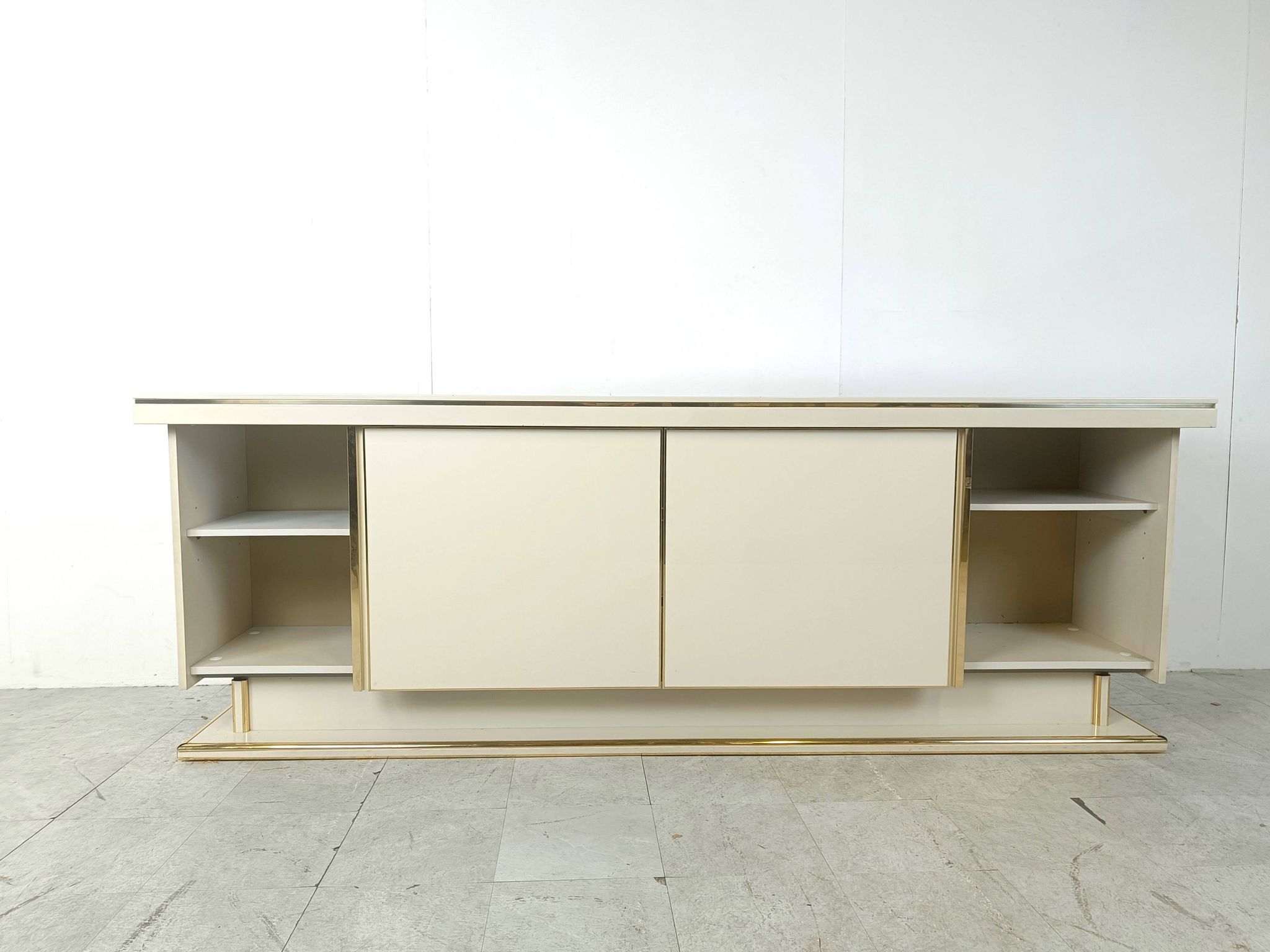 Buffet vintage en laiton et laque, 1970