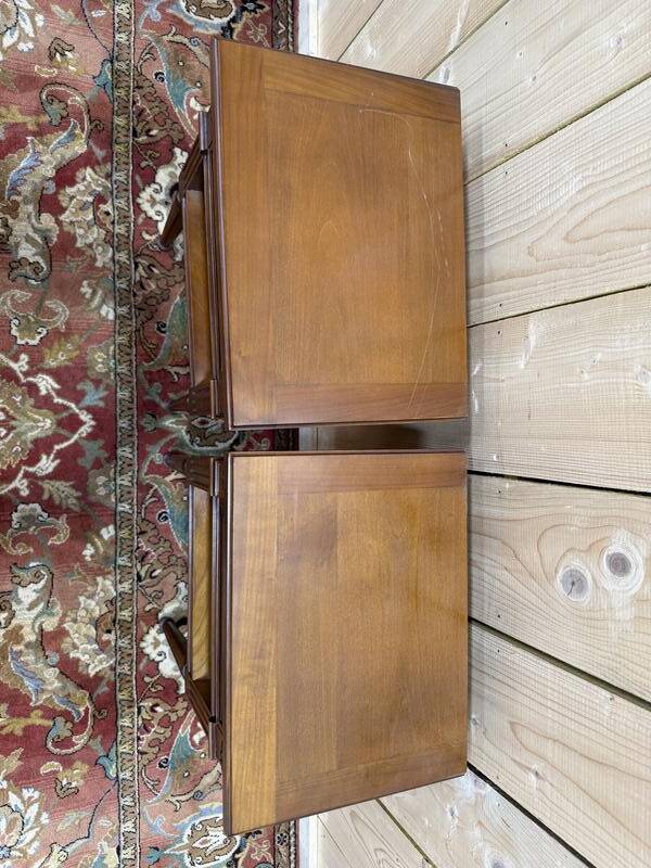 Paire de tables de chevets de style Louis XVI en merisier