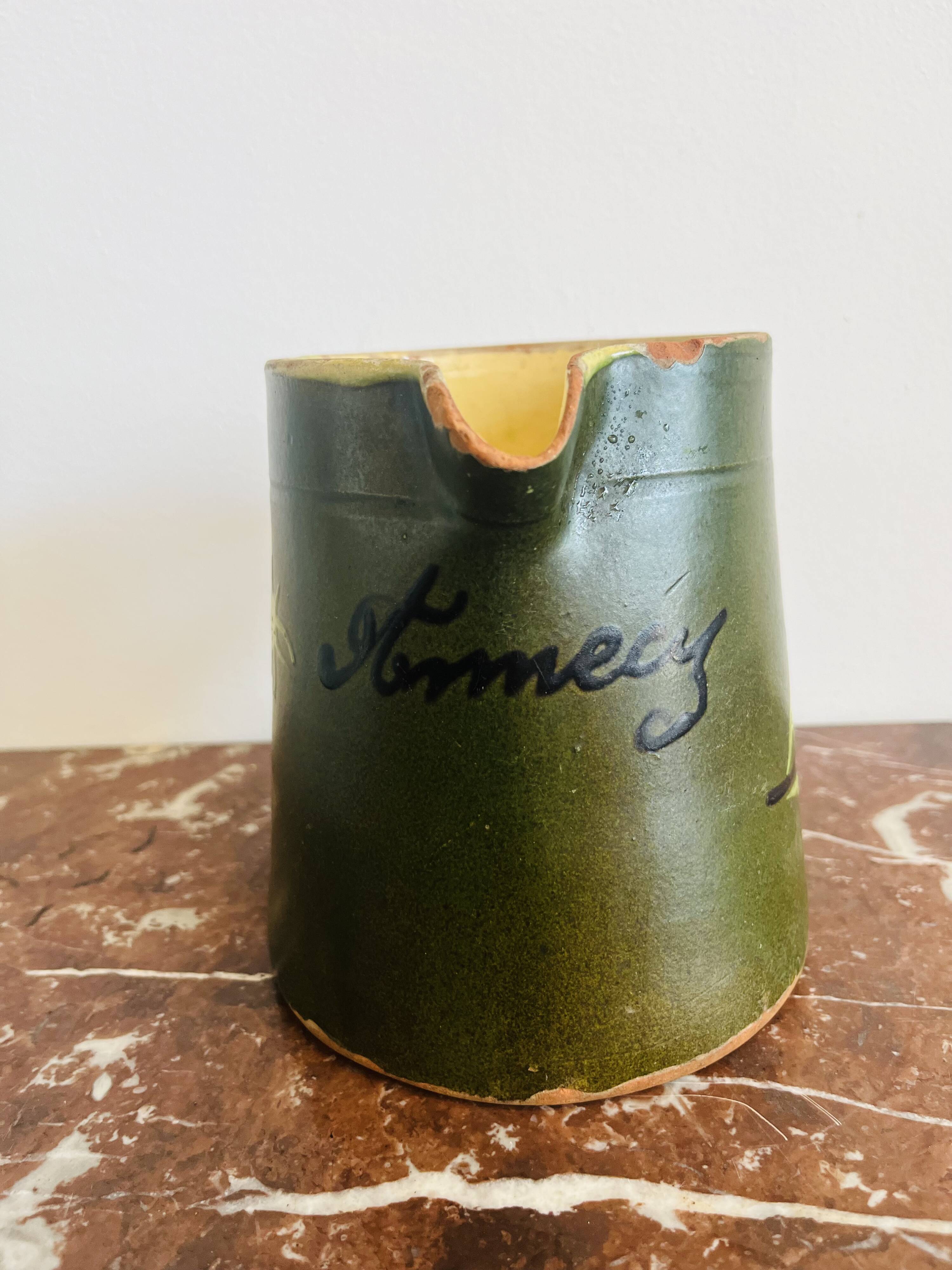 Ancienne poterie pichet savoyard vert à décor floral
