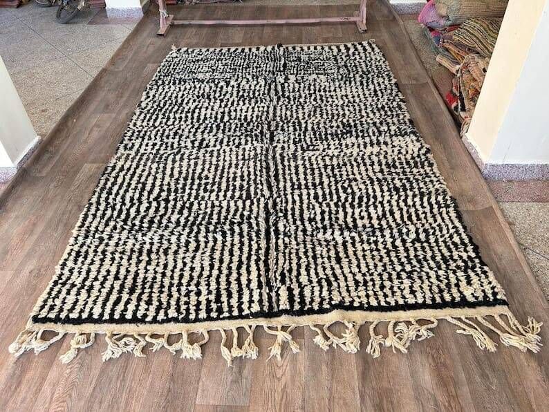 Tapis Beni Ouraine - tapis blanc et noir - sur commande 170/270 cm