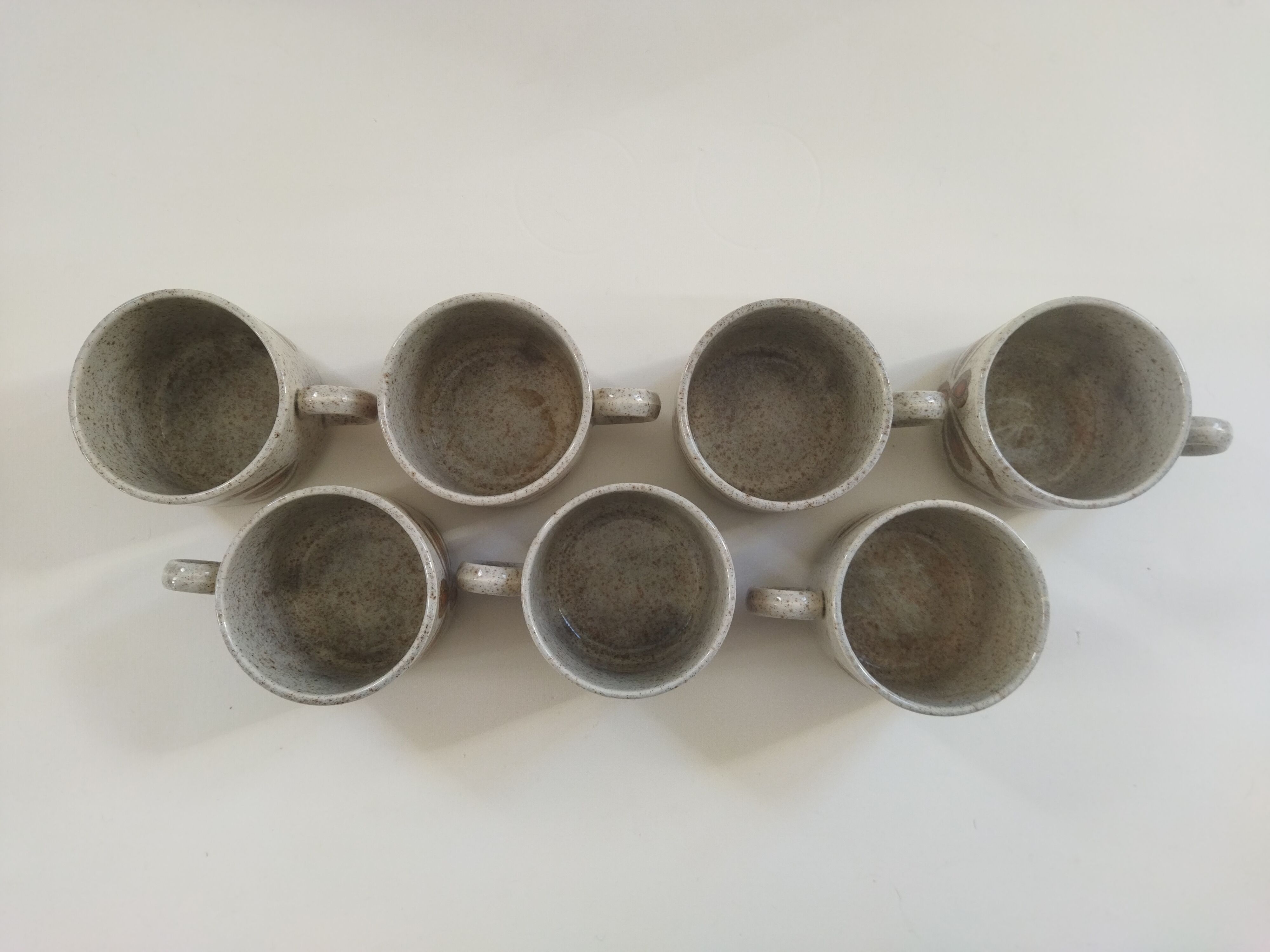 Sept tasses à déjeuner en grès 70s