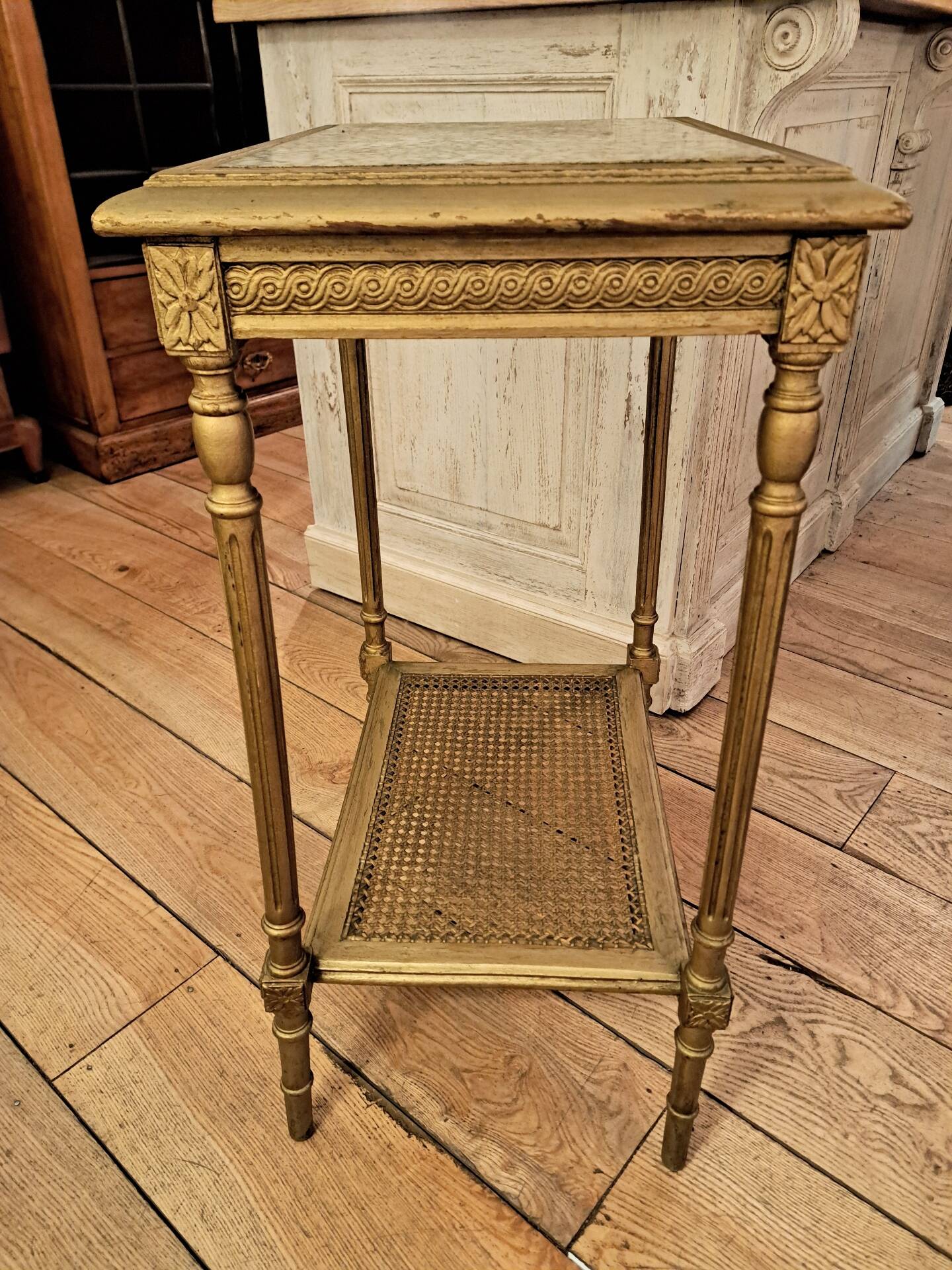 Table de salon style Louis XVI en bois peint