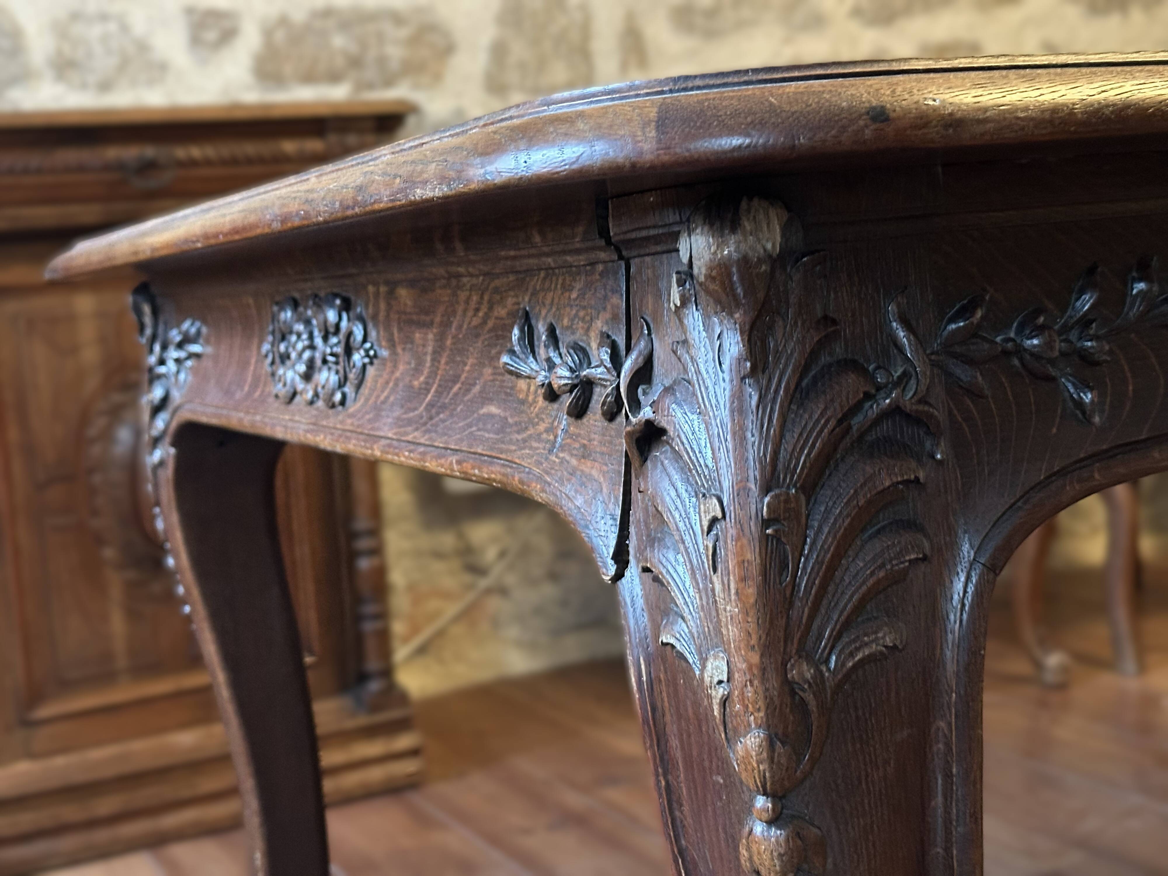 Antique dining set. Table 1.58 m x 1.10 m + 6 chairs from the 1920s.