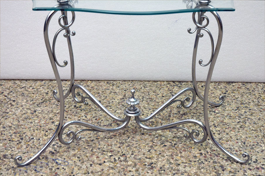 Table basse à deux niveaux du milieu du siècle en laiton et cristal chromés