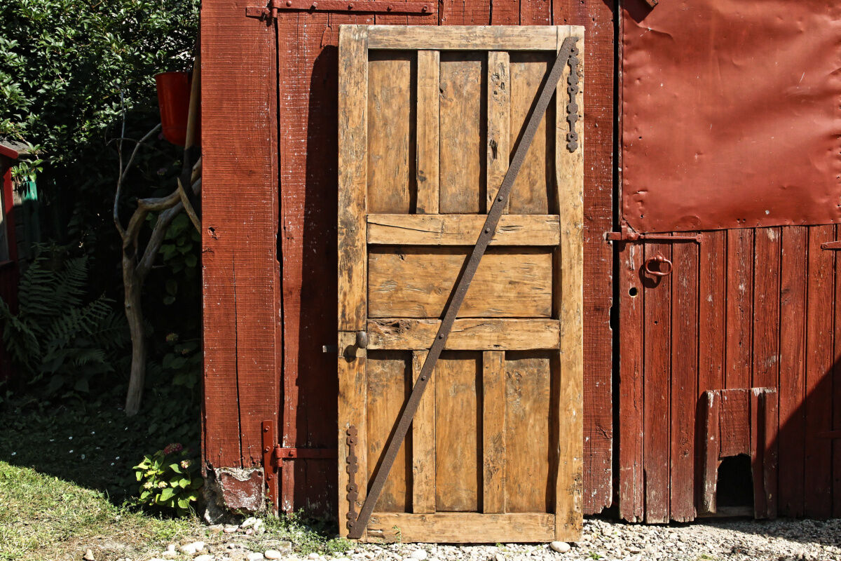 Ancient pine gate, regional folk art, 19th century