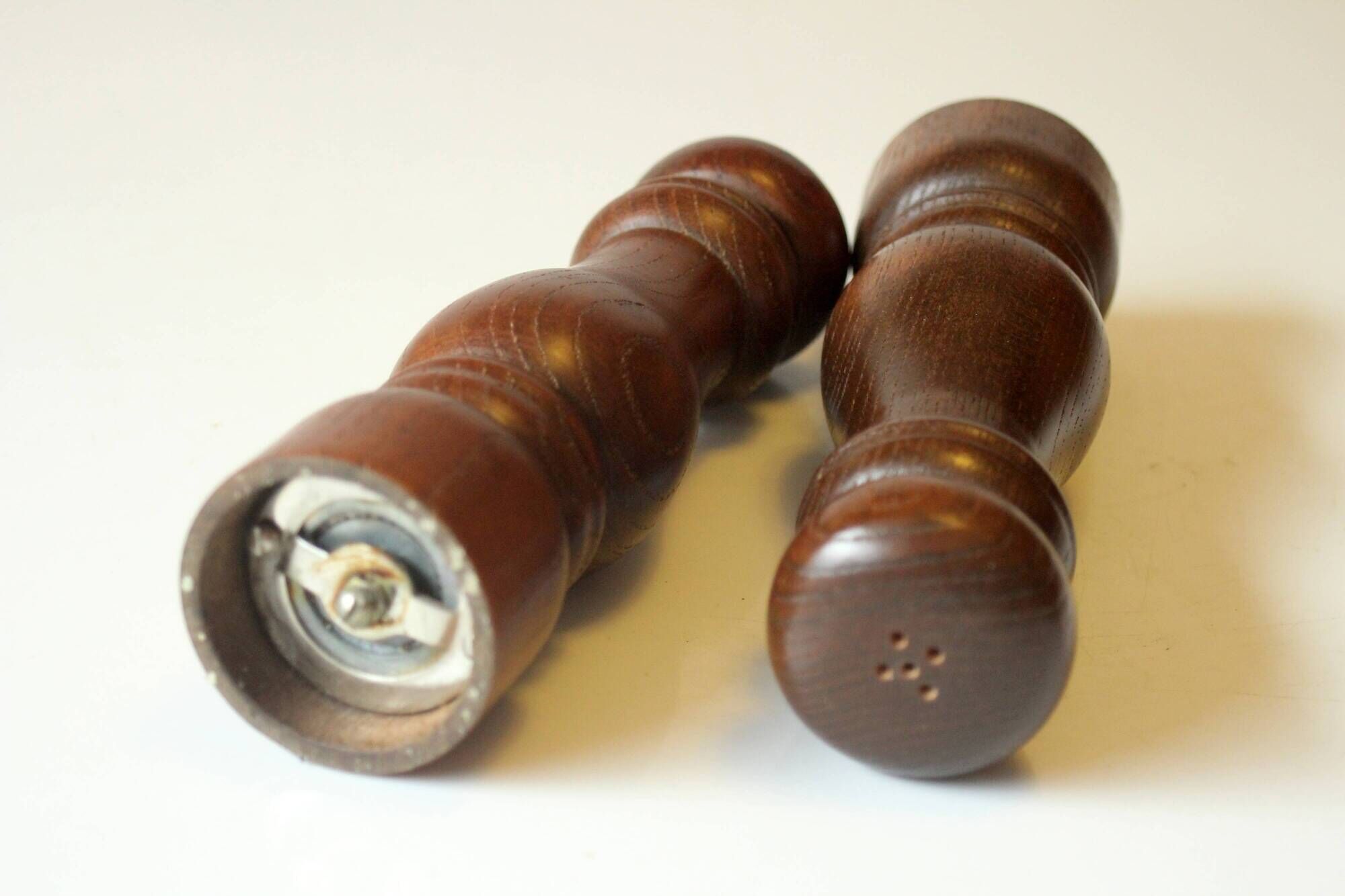 1970s salt and pepper shaker made of wood and metal - set of 2, complete usuable, vintage