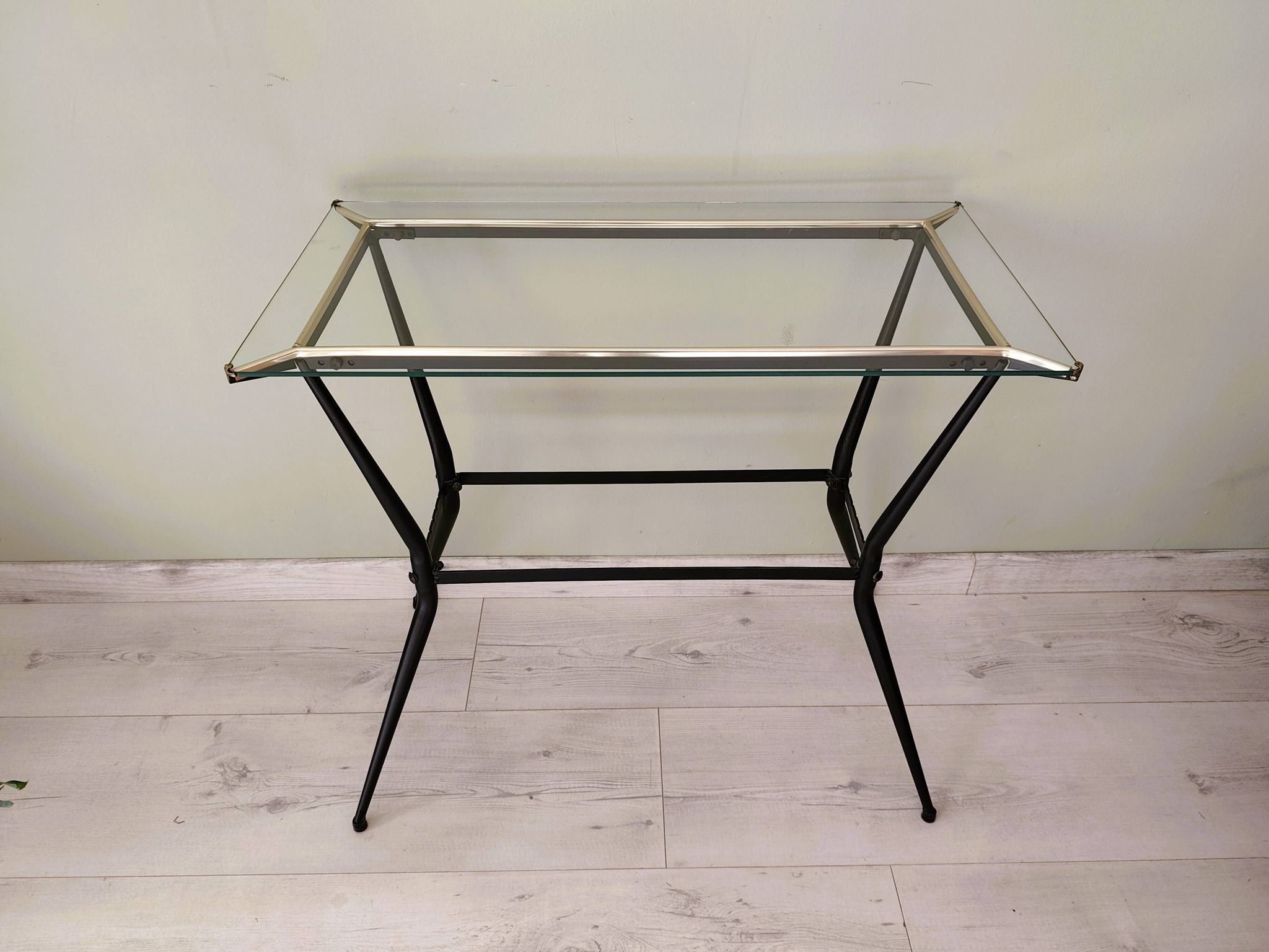 Table d'appoint ancienne en métal et en verre