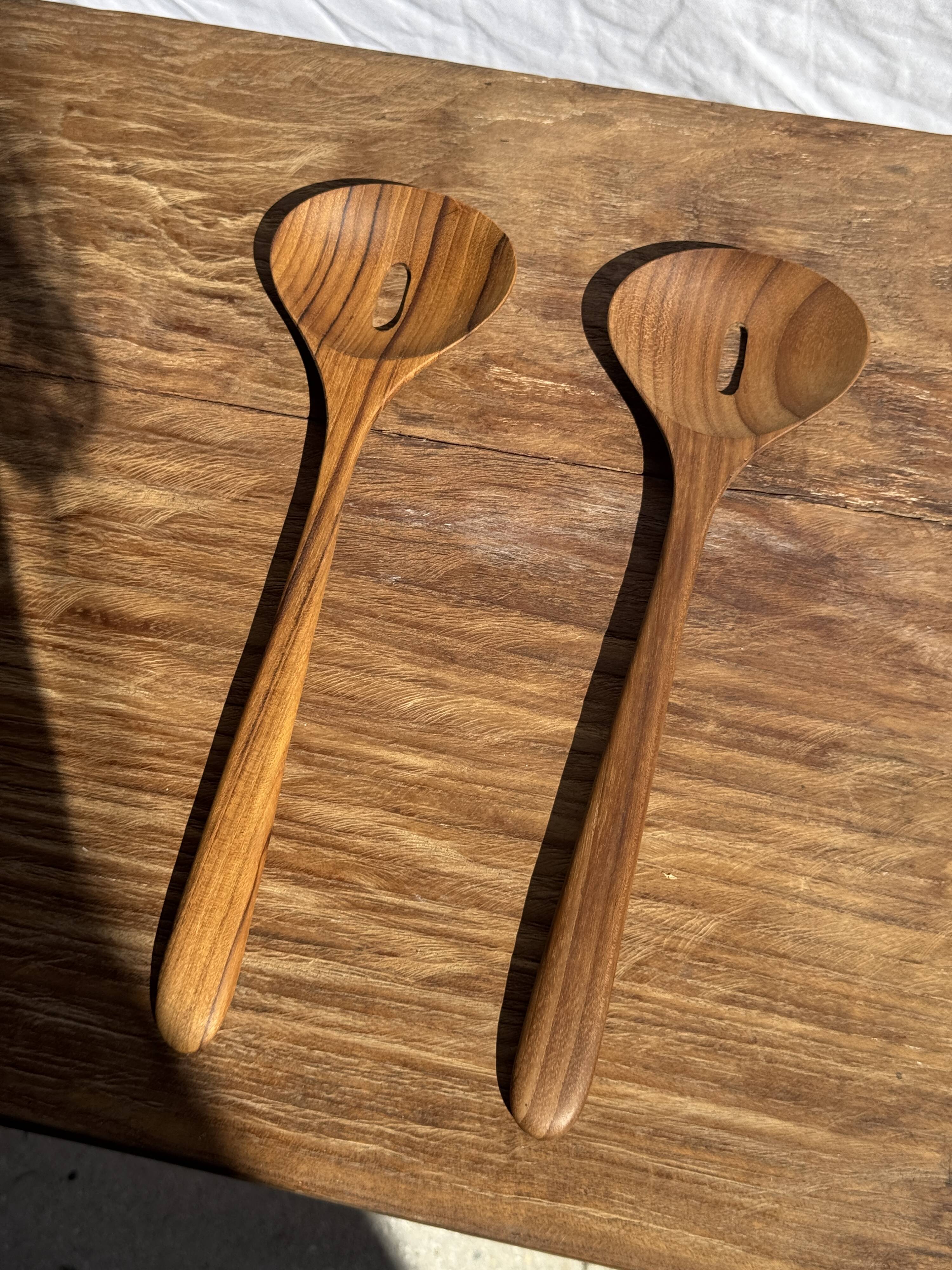 Salad server or large teak spoon in oval openwork shape L30 D9