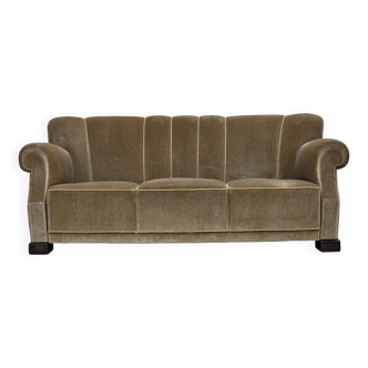 Canapé 3 places danois des années 1960, velours vert, pieds en bois de chêne.