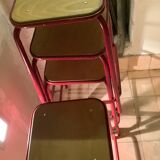 4 anciens tabourets de laboratoire en métal et assise bois