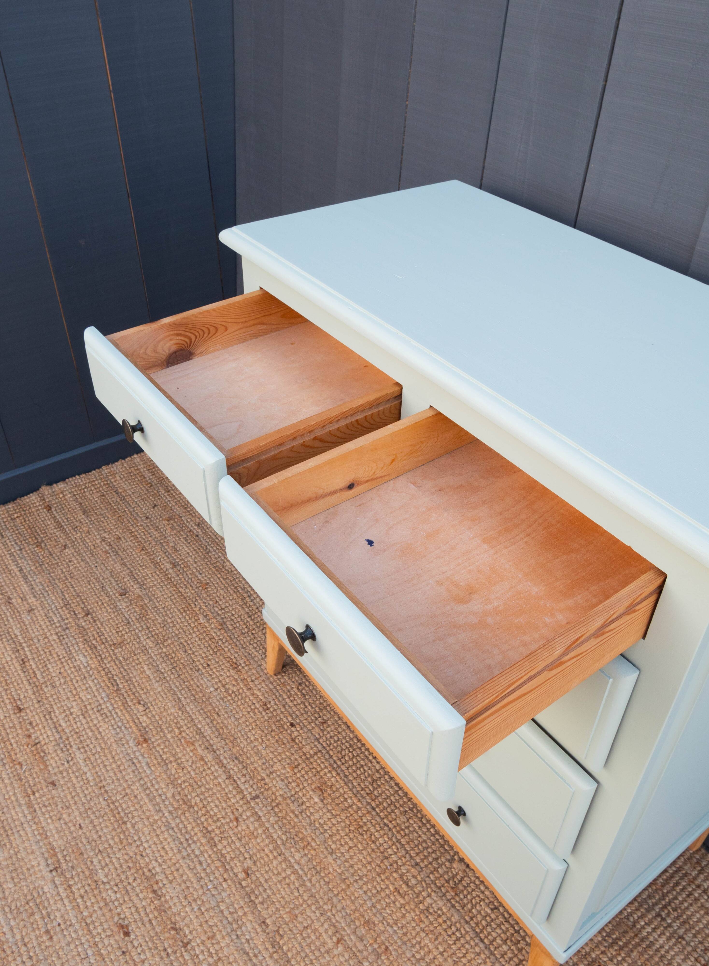 Commode pieds compas