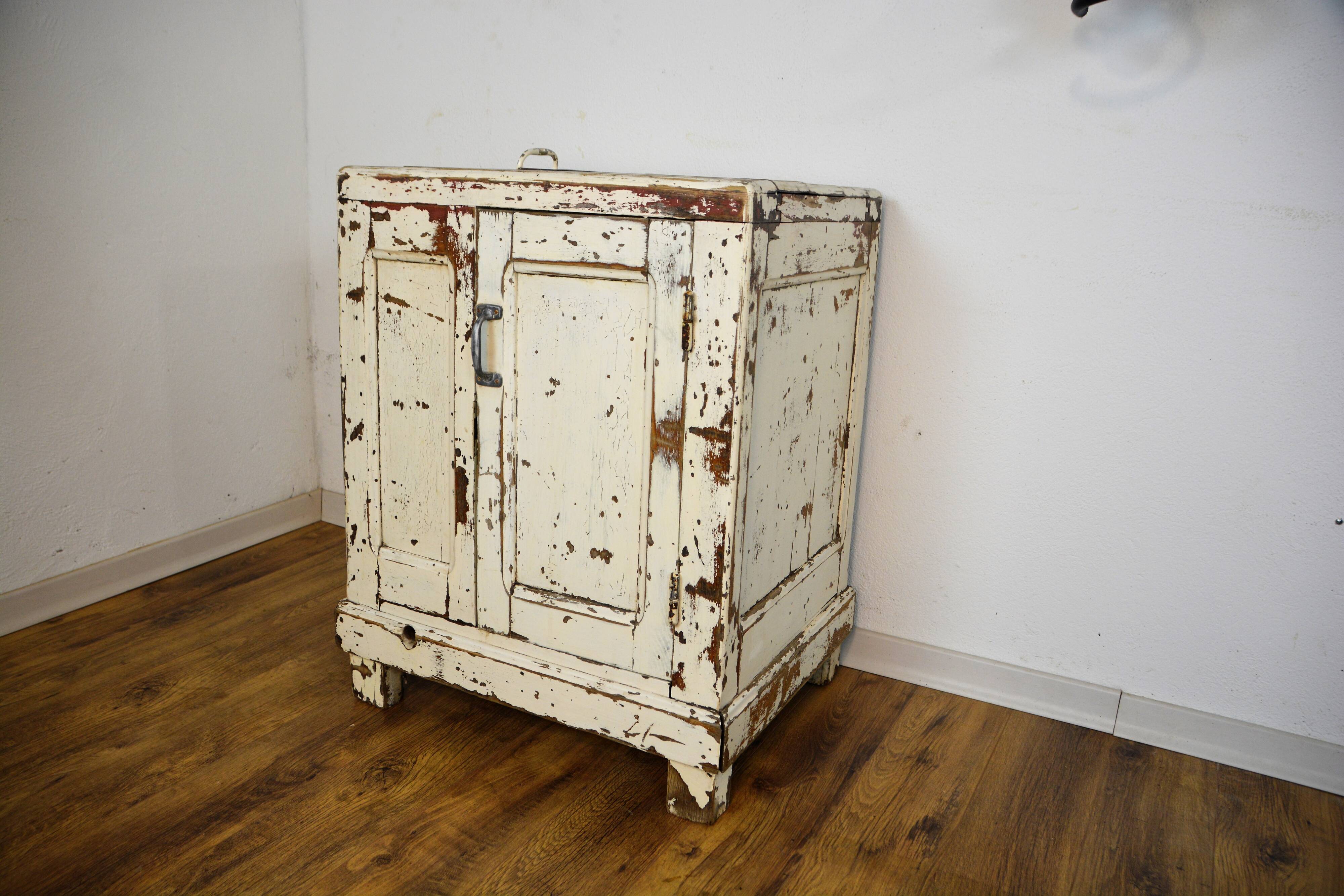 Cooler, patinated vintage Parisian sideboard
