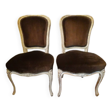 Une paire de fauteuils de style louis XV