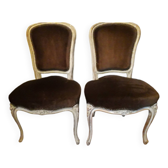 Une paire de fauteuils de style louis XV