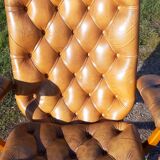 Paire de fauteuils cuir de style chesterfield