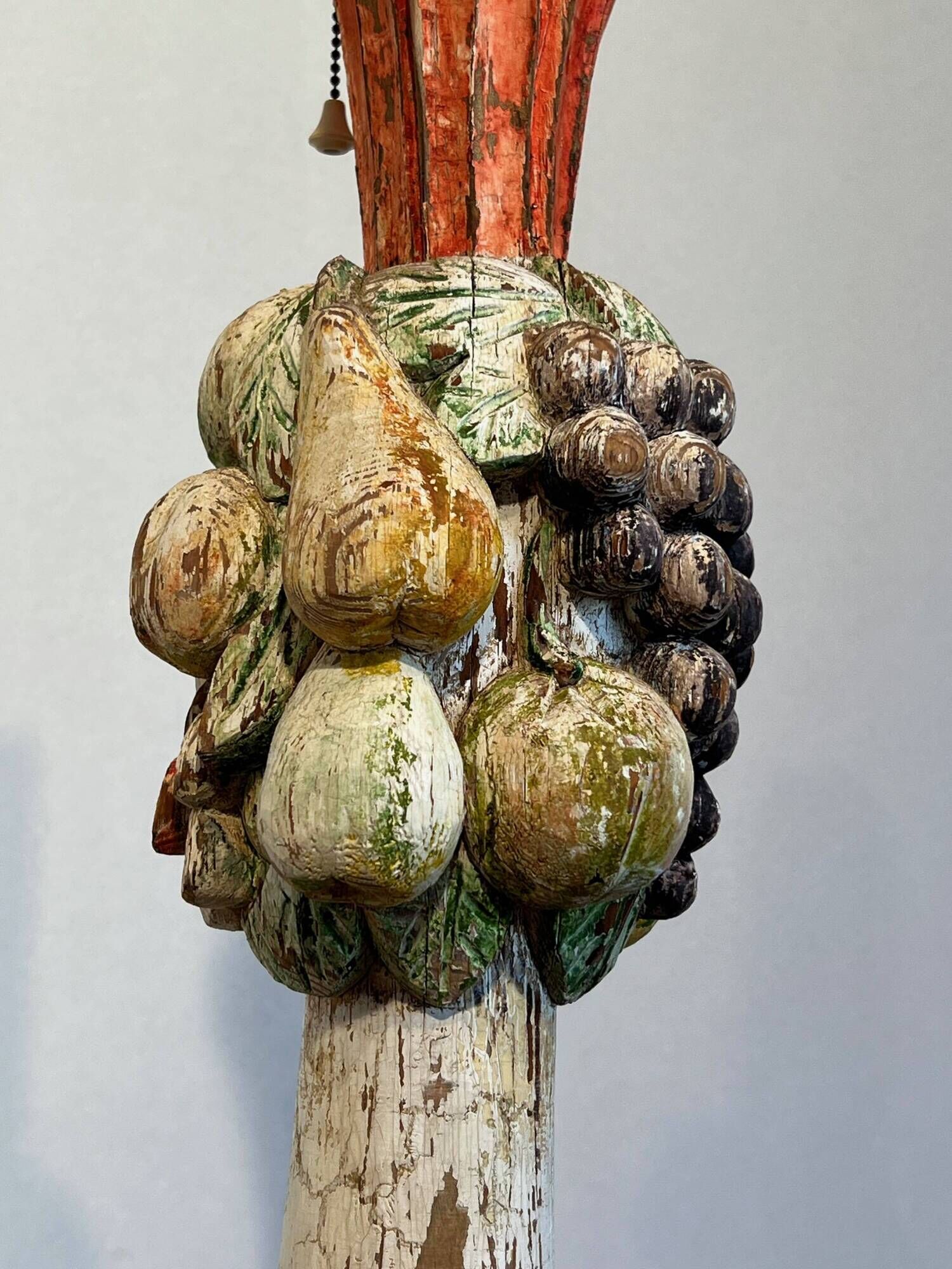 Lampadaire Balustre en Bois Sculpté Polychrome à Grappes de Fruits. Travail