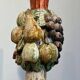 Lampadaire Balustre en Bois Sculpté Polychrome à Grappes de Fruits. Travail