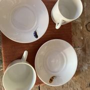 Deux tasses en porcelaine monastiques