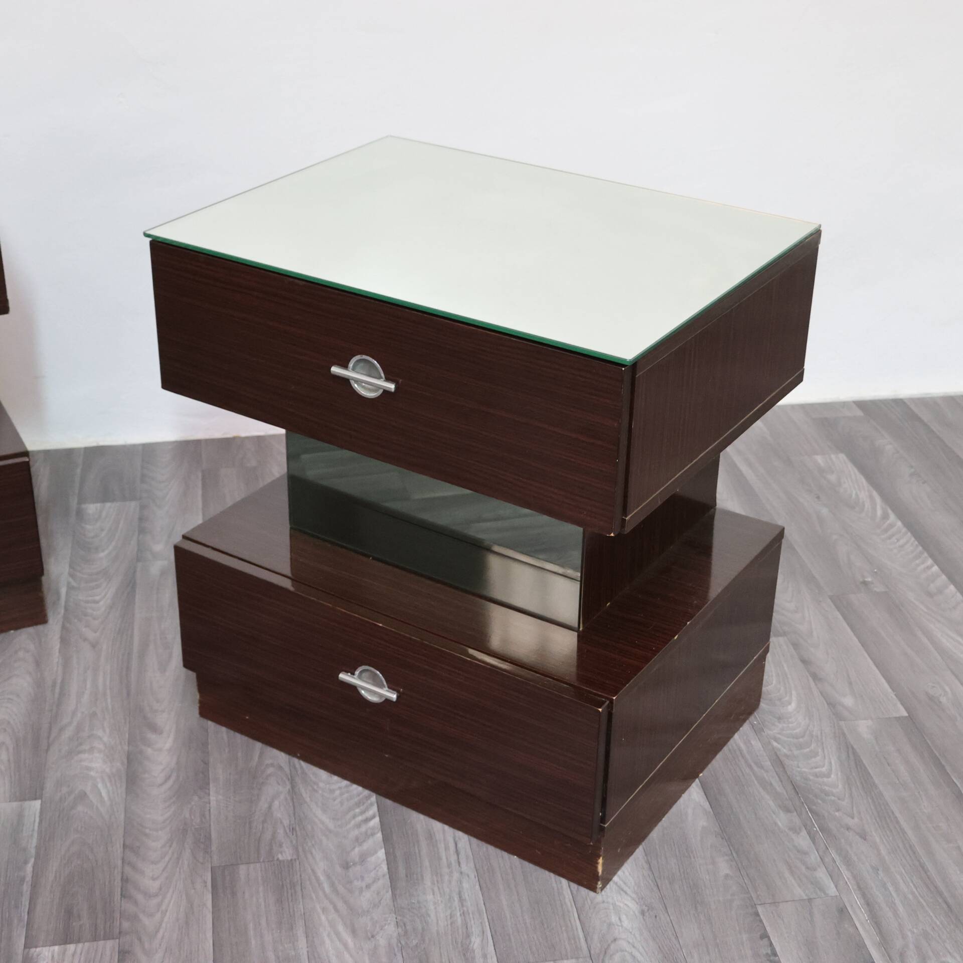 Paire de chevets en ébène design cubique années 80