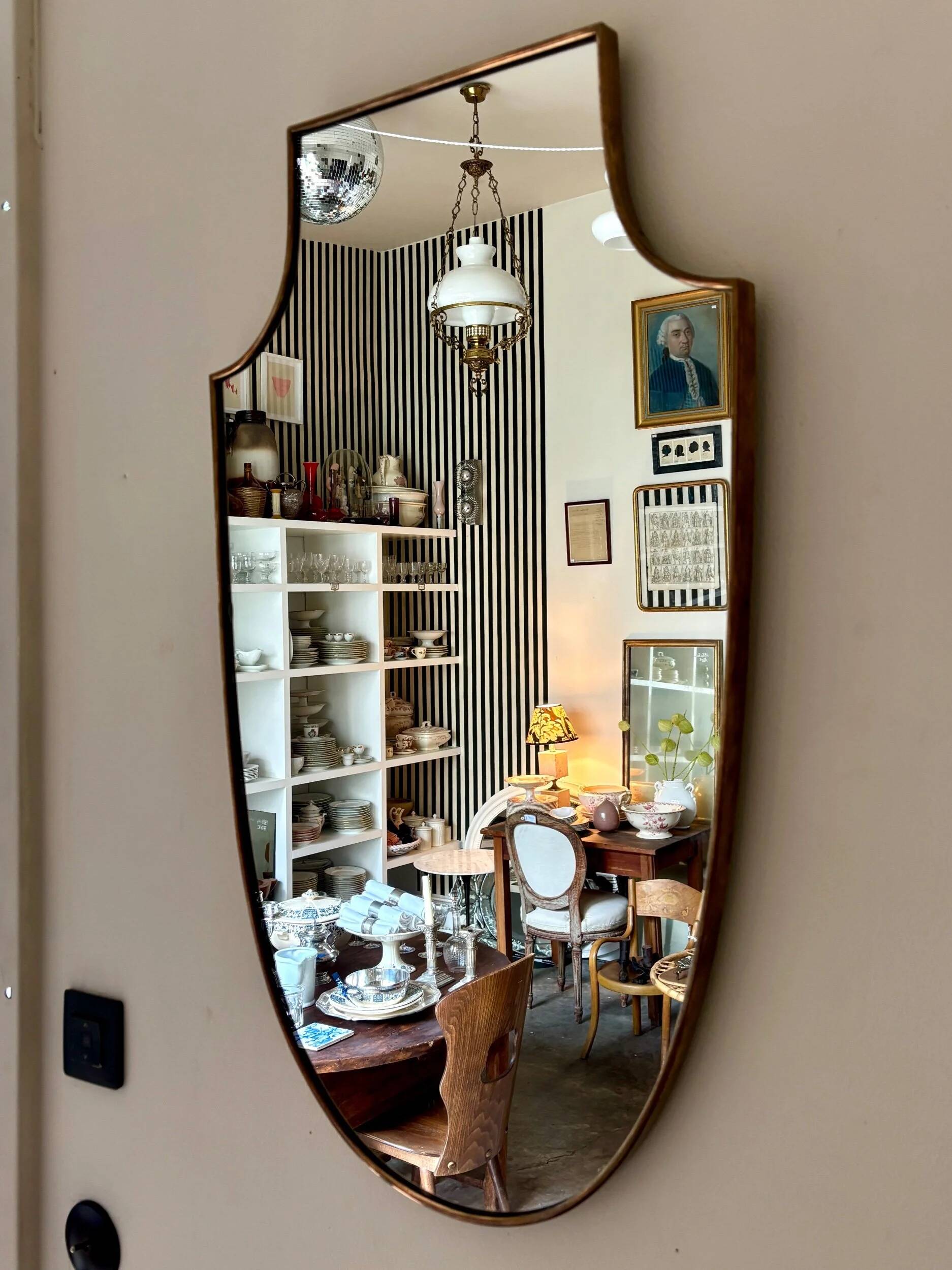 Miroir "écusson" avec cadre en métal doré 86 x 50 cm
