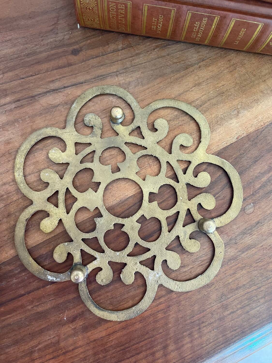 Golden trivet