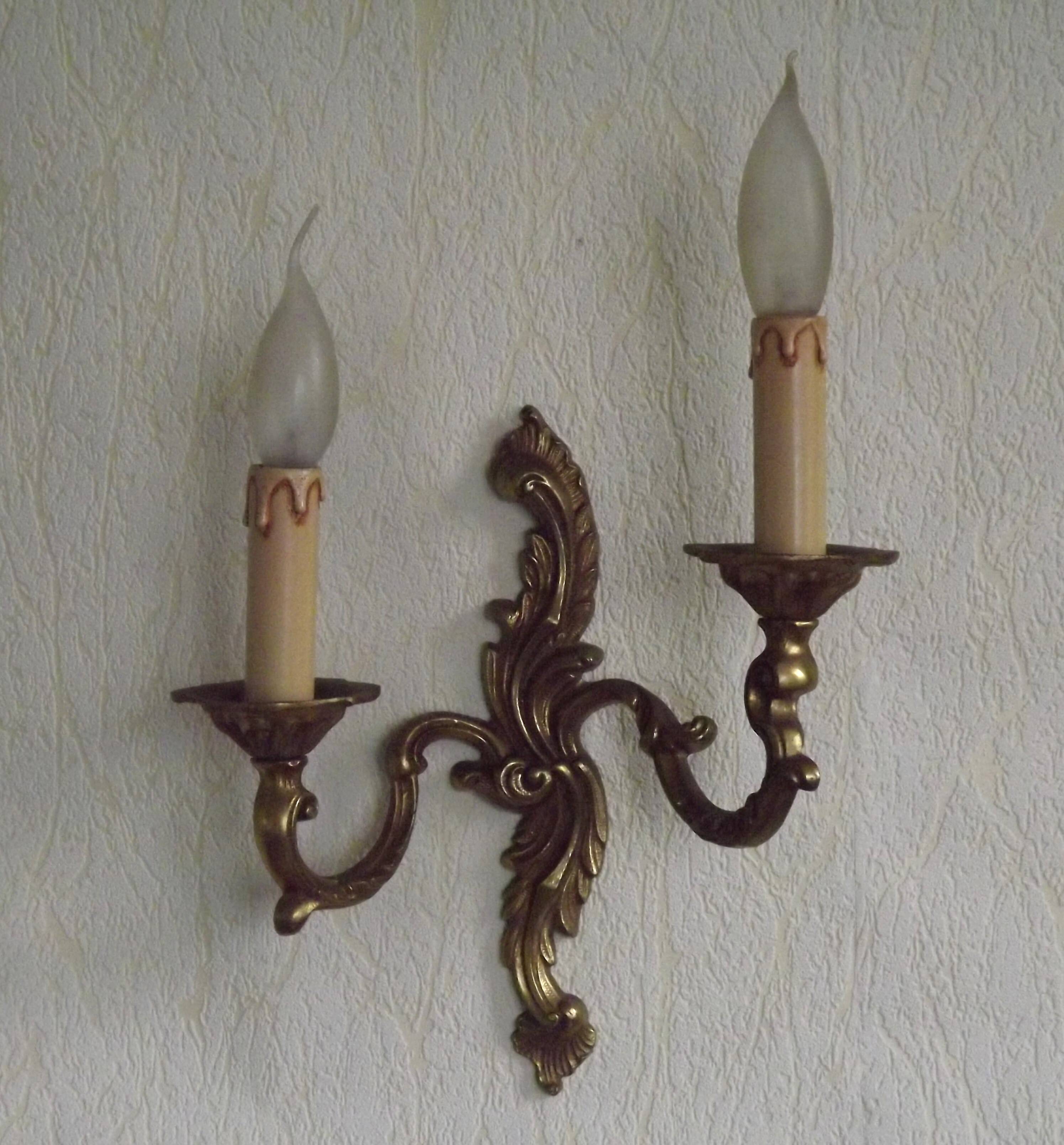 Vintage French bronze wall sconce with acanthus leaves and two light arms 51