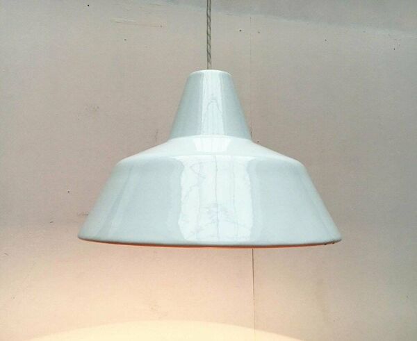 Suspension en émail danoise milieu du siècle de Louis Poulsen, années 1960