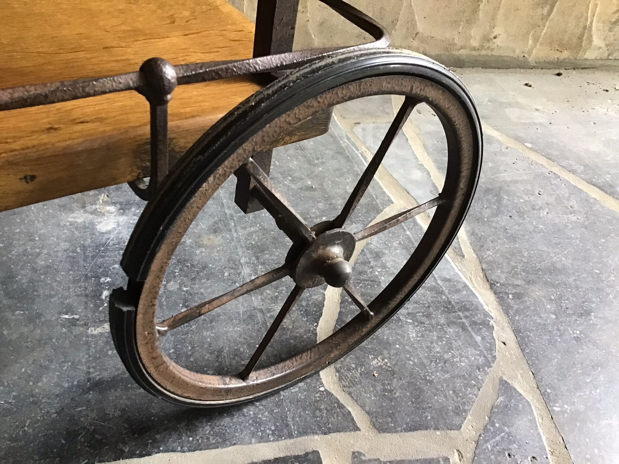 Rolling service in solid oak and wrought iron