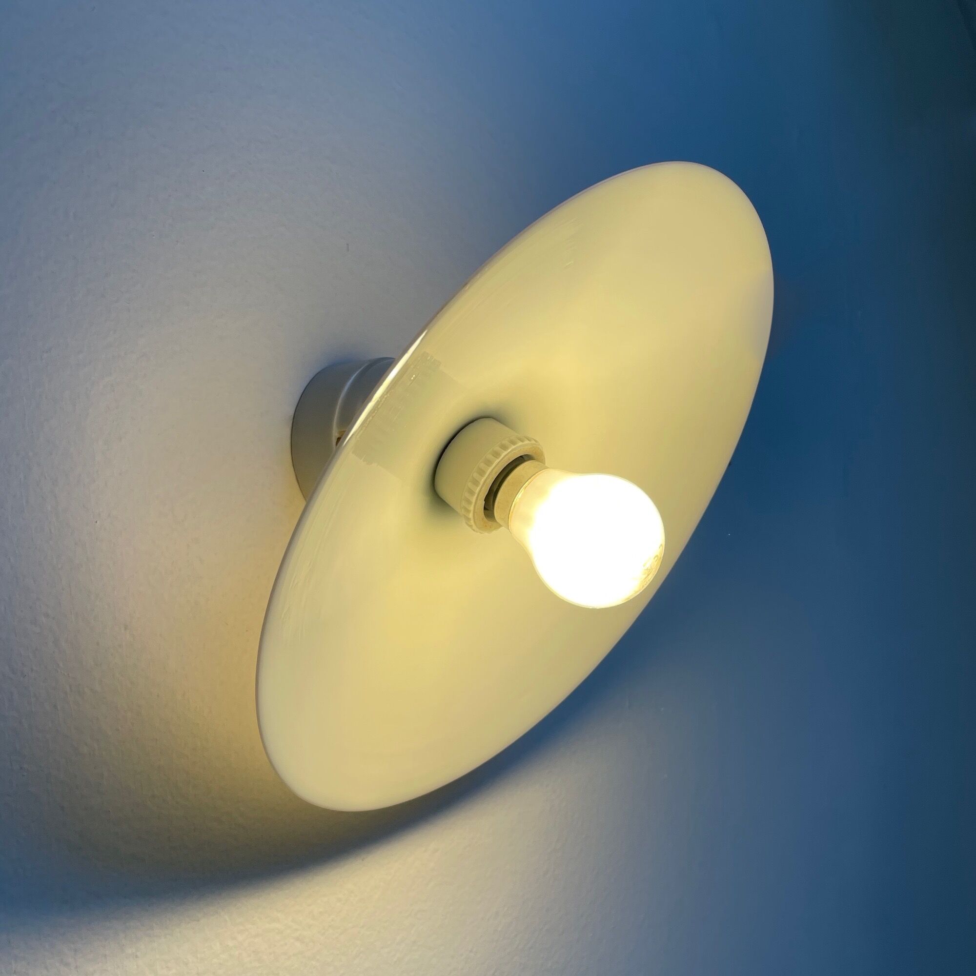 Opaline and porcelain wall lamp