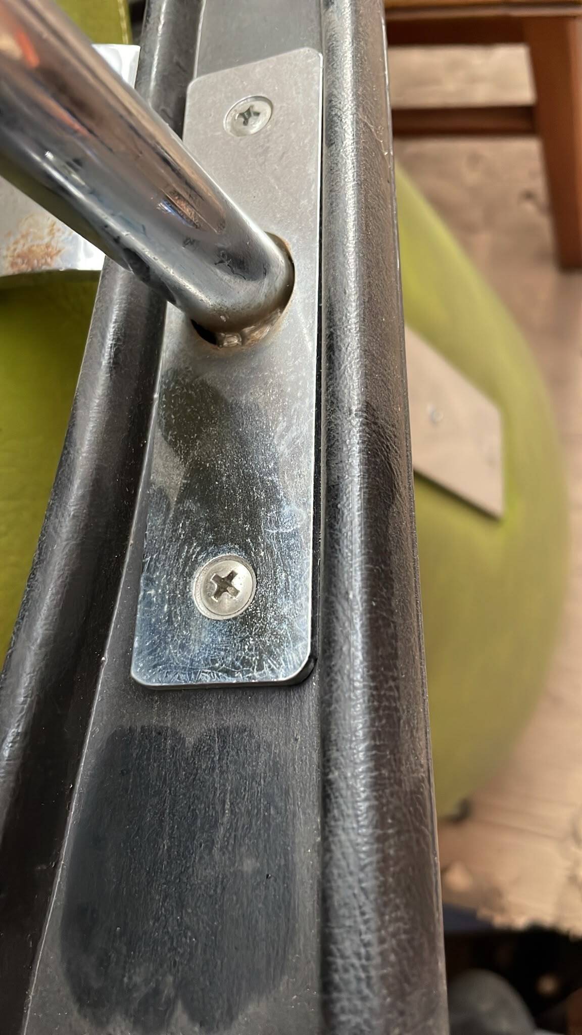 Paire de fauteuils simili vintage 1960