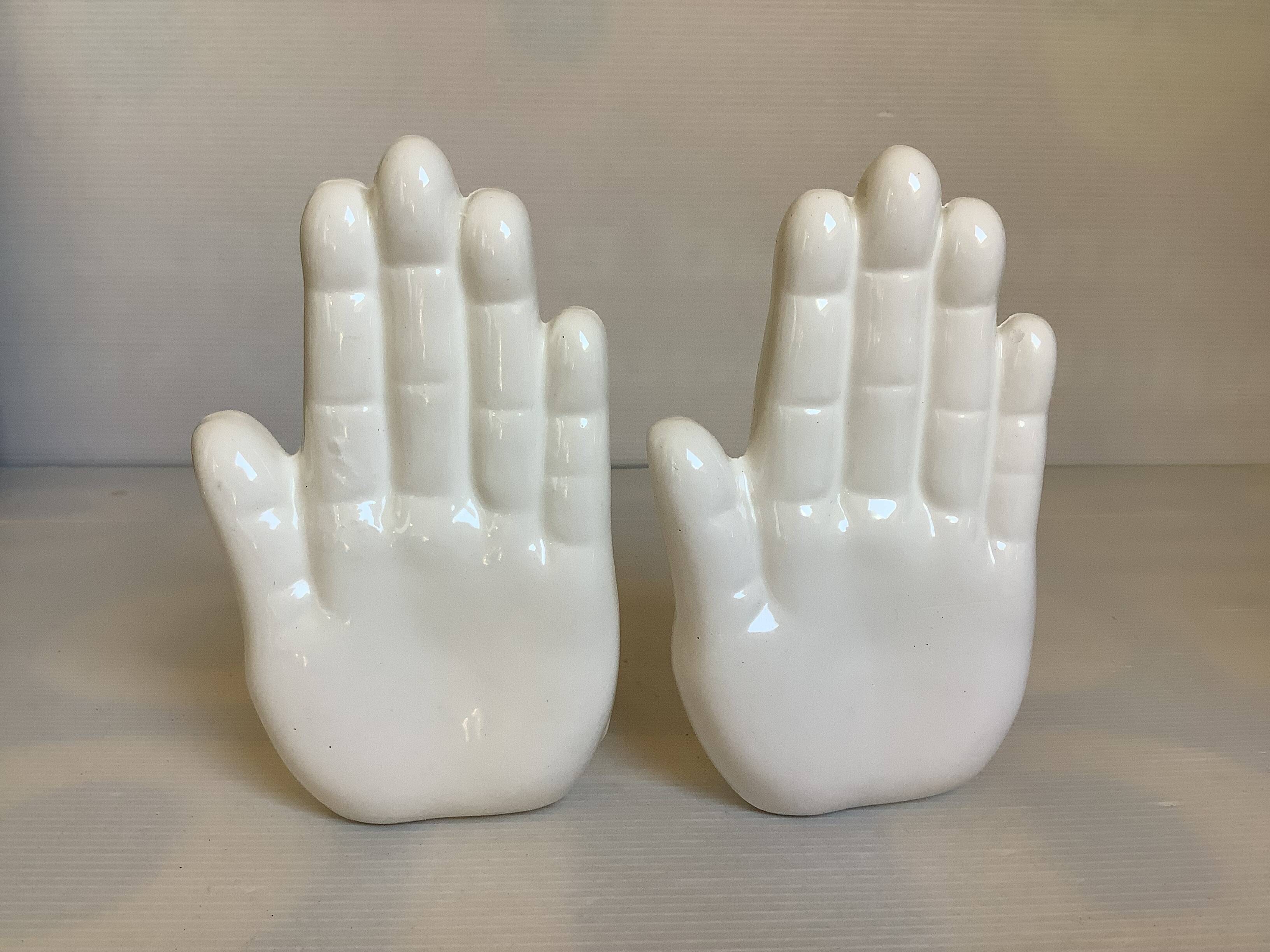 Paire de serre livres mains