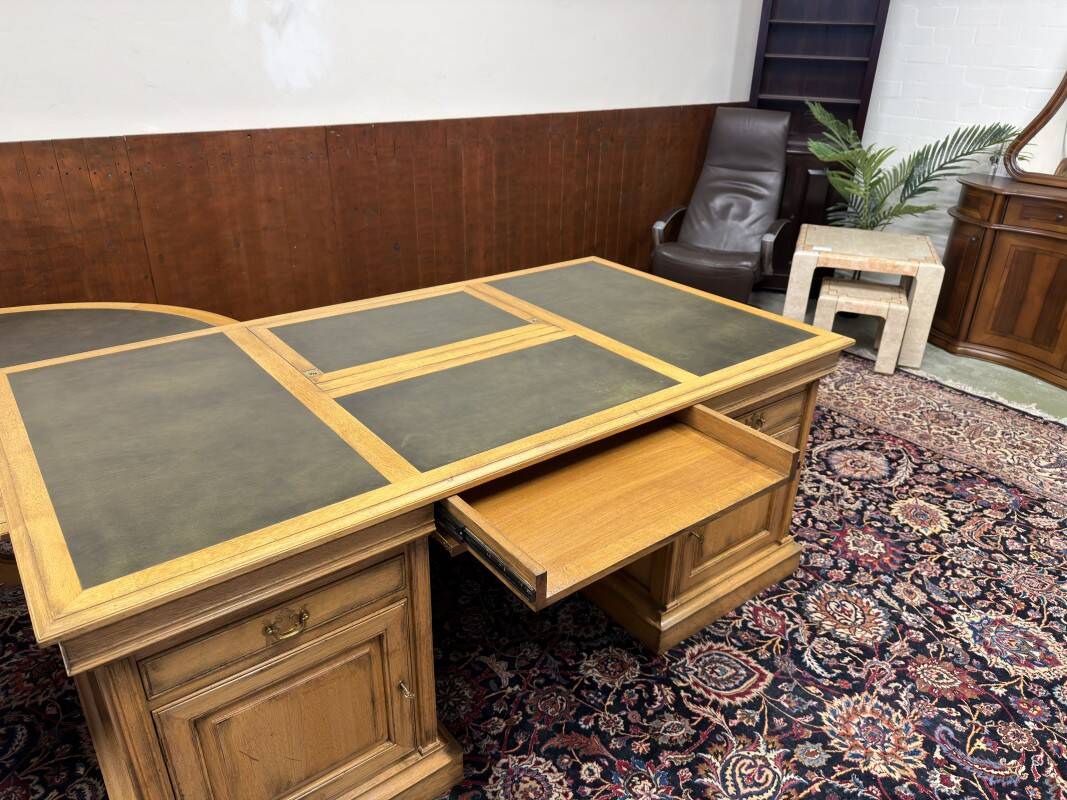 Ensemble de bureau classique RAC en anglais avec table de conférence