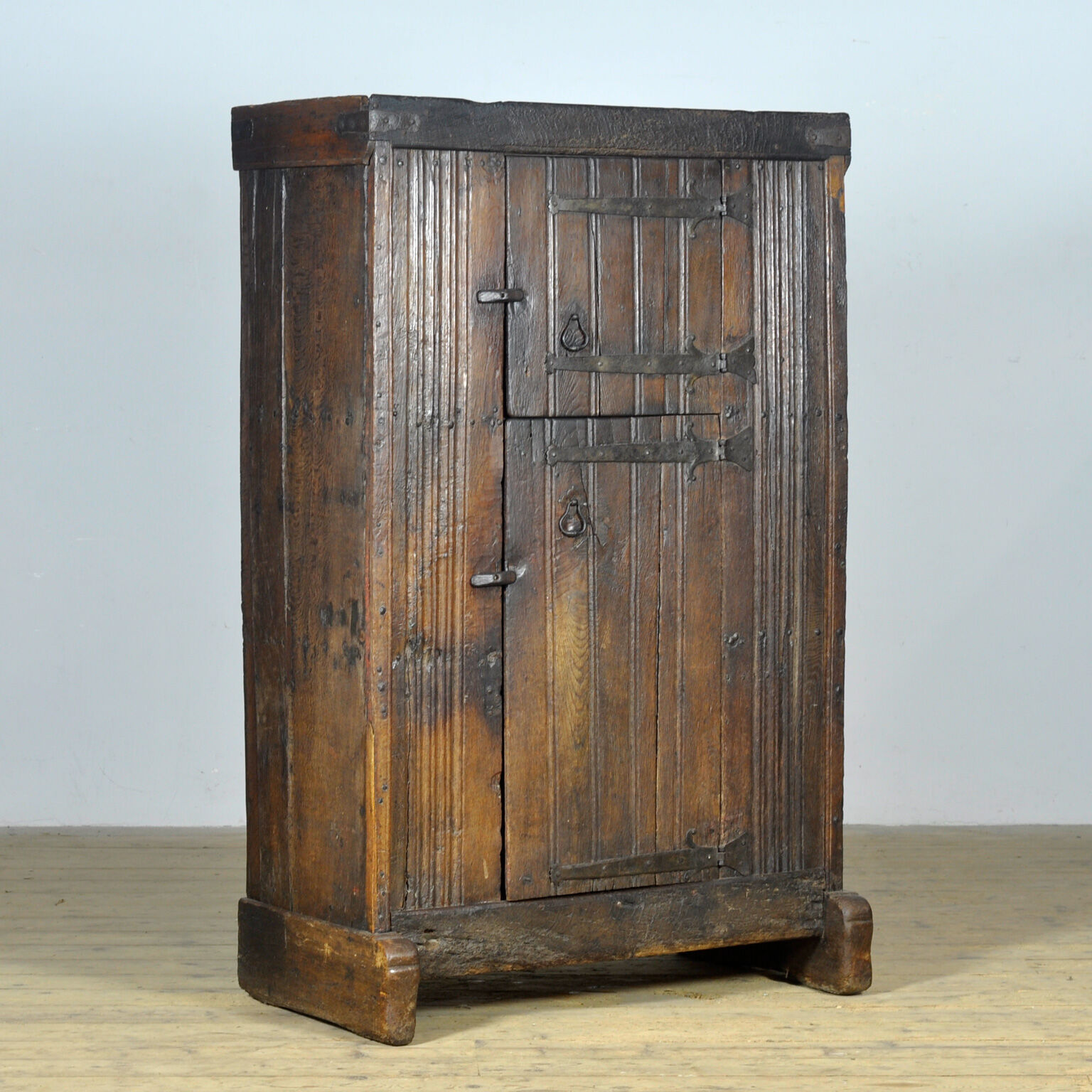 Basque oak storage cabinet, 17th century