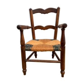 Old armchair for children in wood and straw