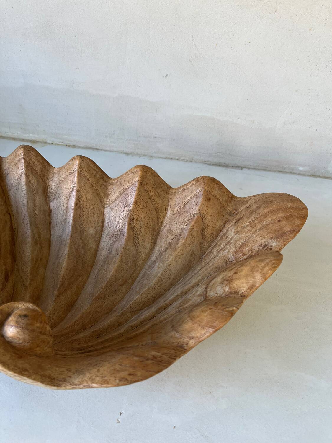 Coupe bénitier ancienne en bois sculpté