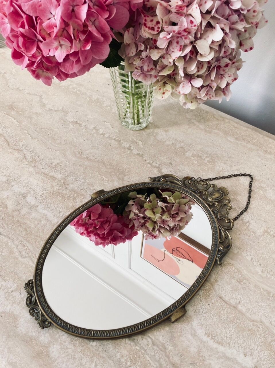 Oval mirror in gilded brass