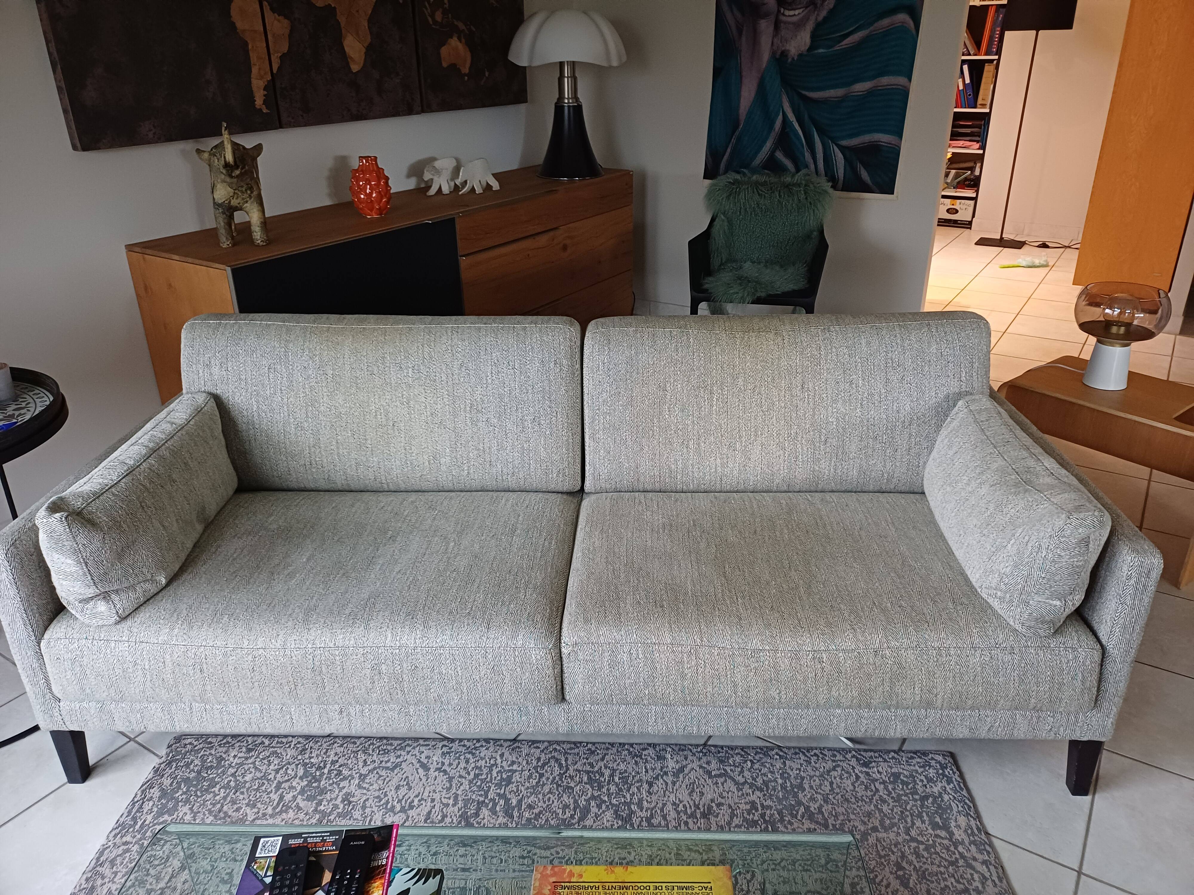 Duvivier canapé 104 Mayenne Alaska pebble fabric and its headrests.