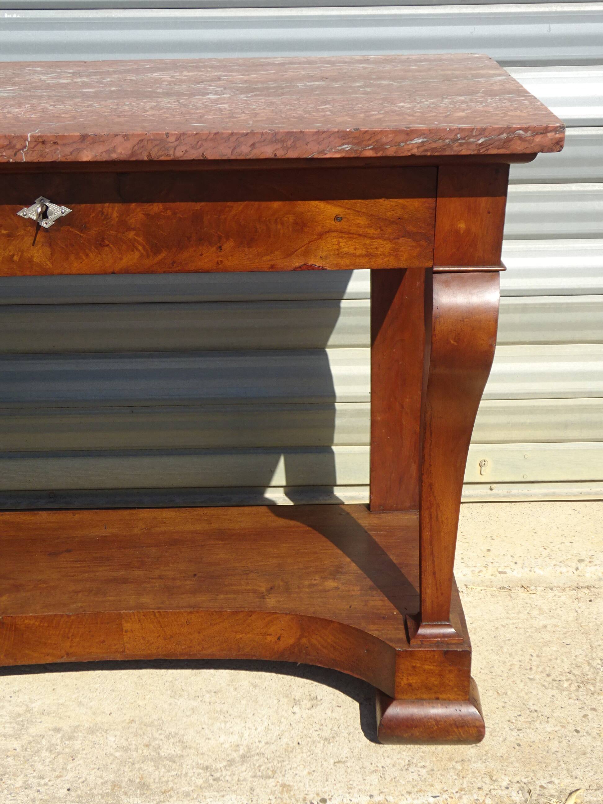 Console époque Restauration, style  Charles X en noyer avec marbre griotte