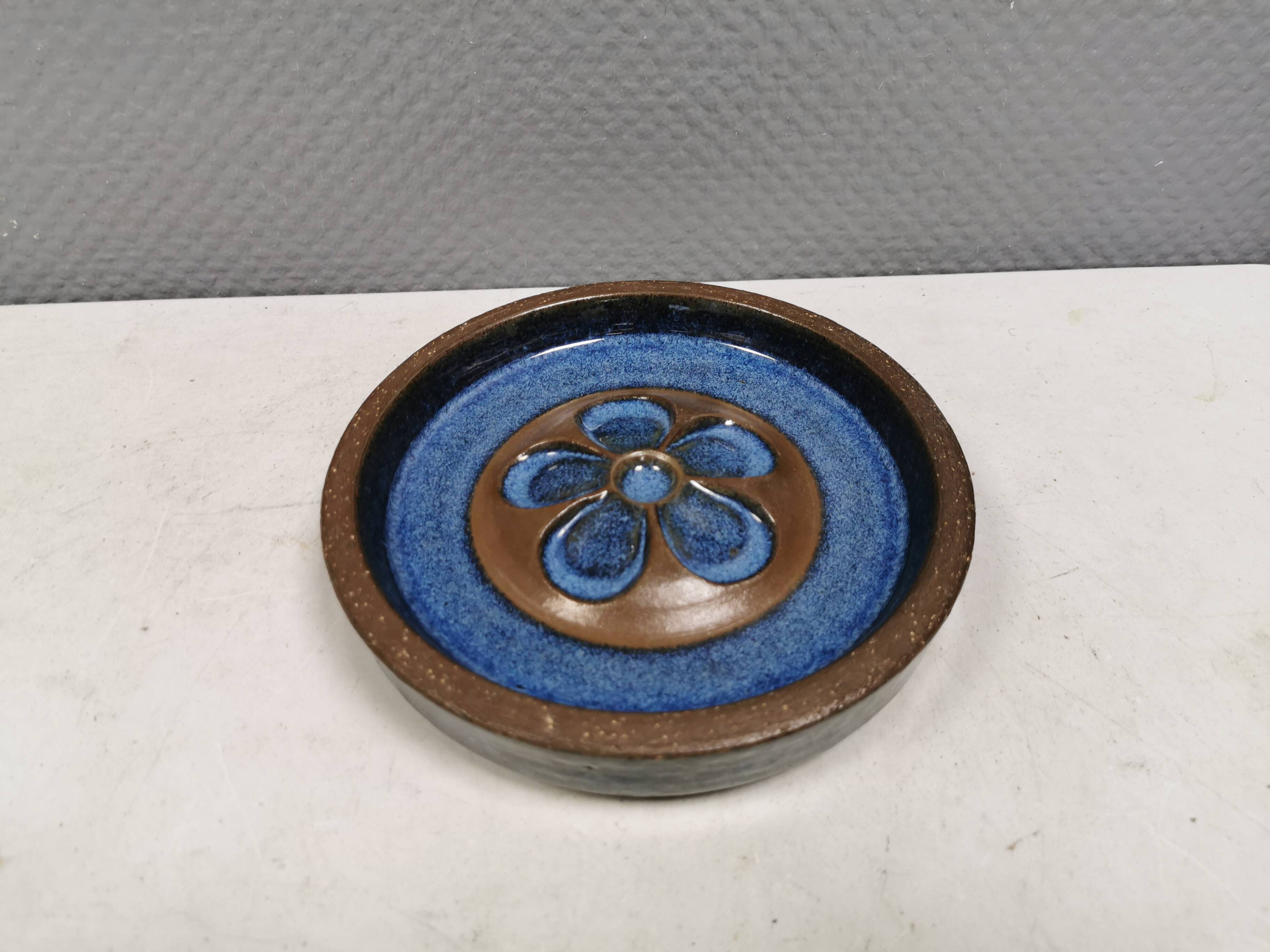 Circular ceramic dish by Marianne Starck (MS) for Michael Andersen, Denmark