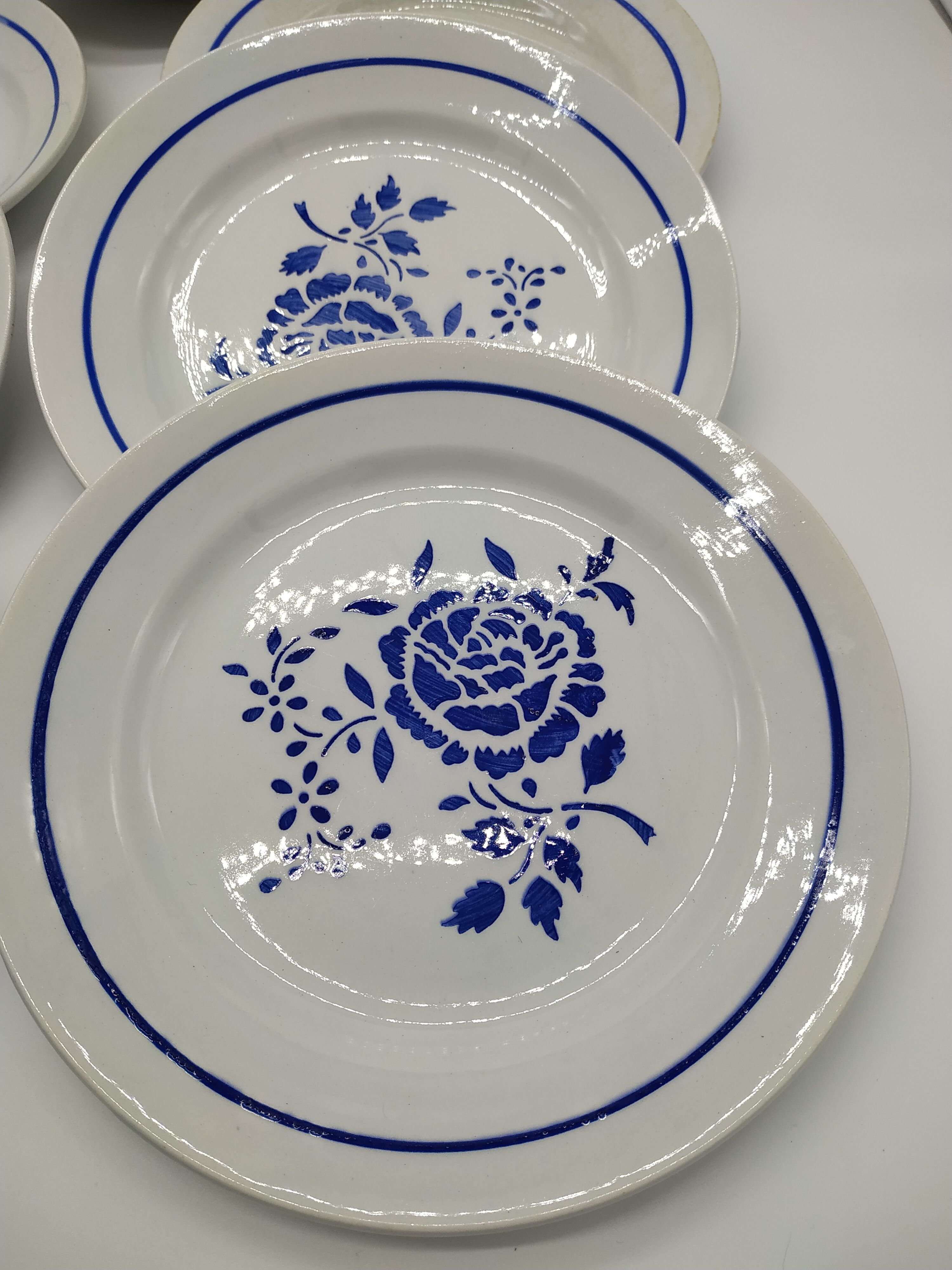 Lot of 6 flat plates and a round Lunéville dish