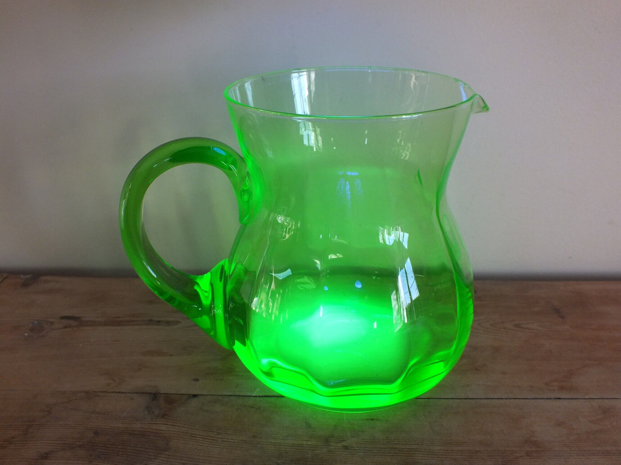 Pichet ou broc à eau en verre ouraline couleur vert ancien