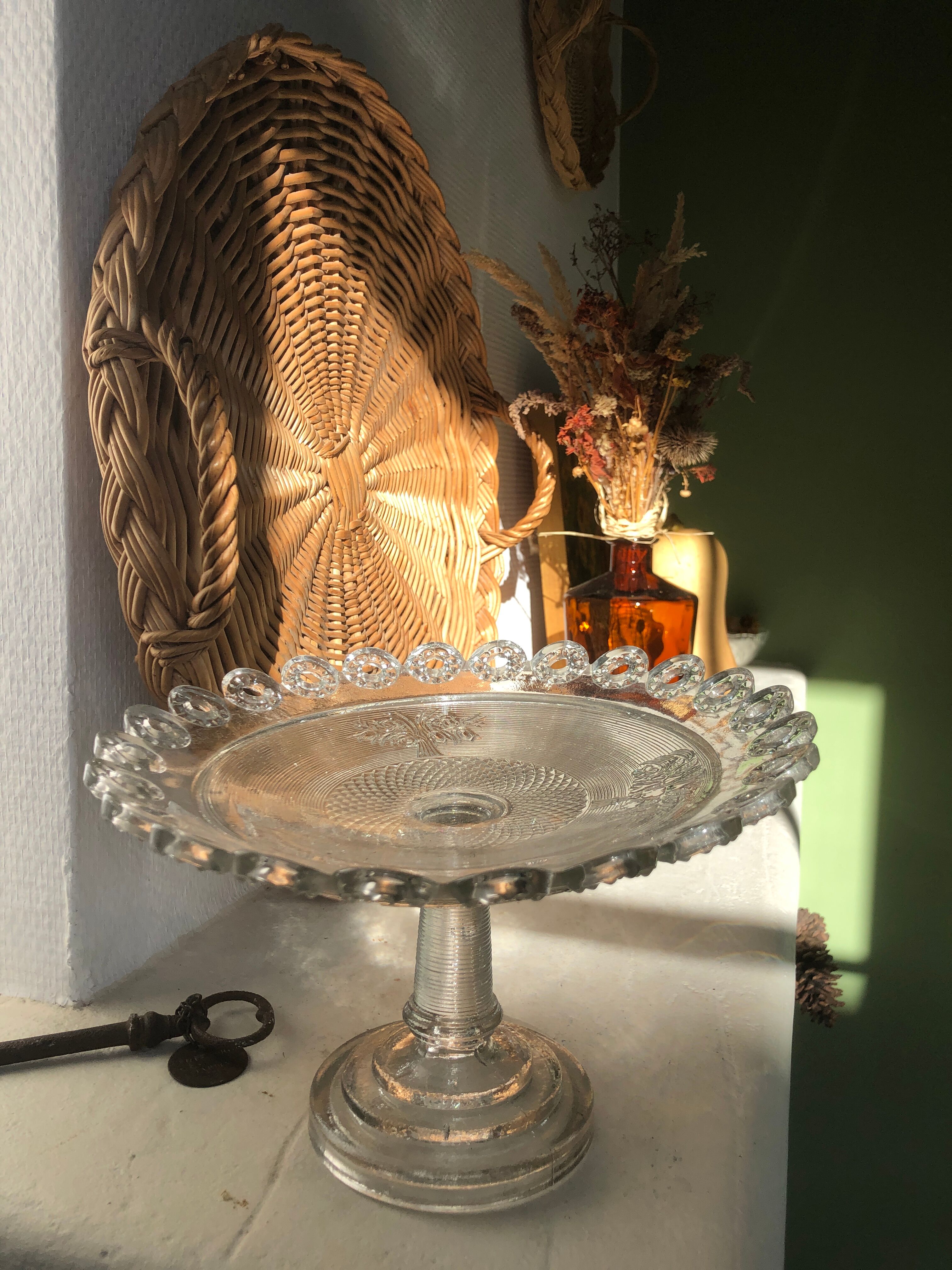 Moulded glass compotier