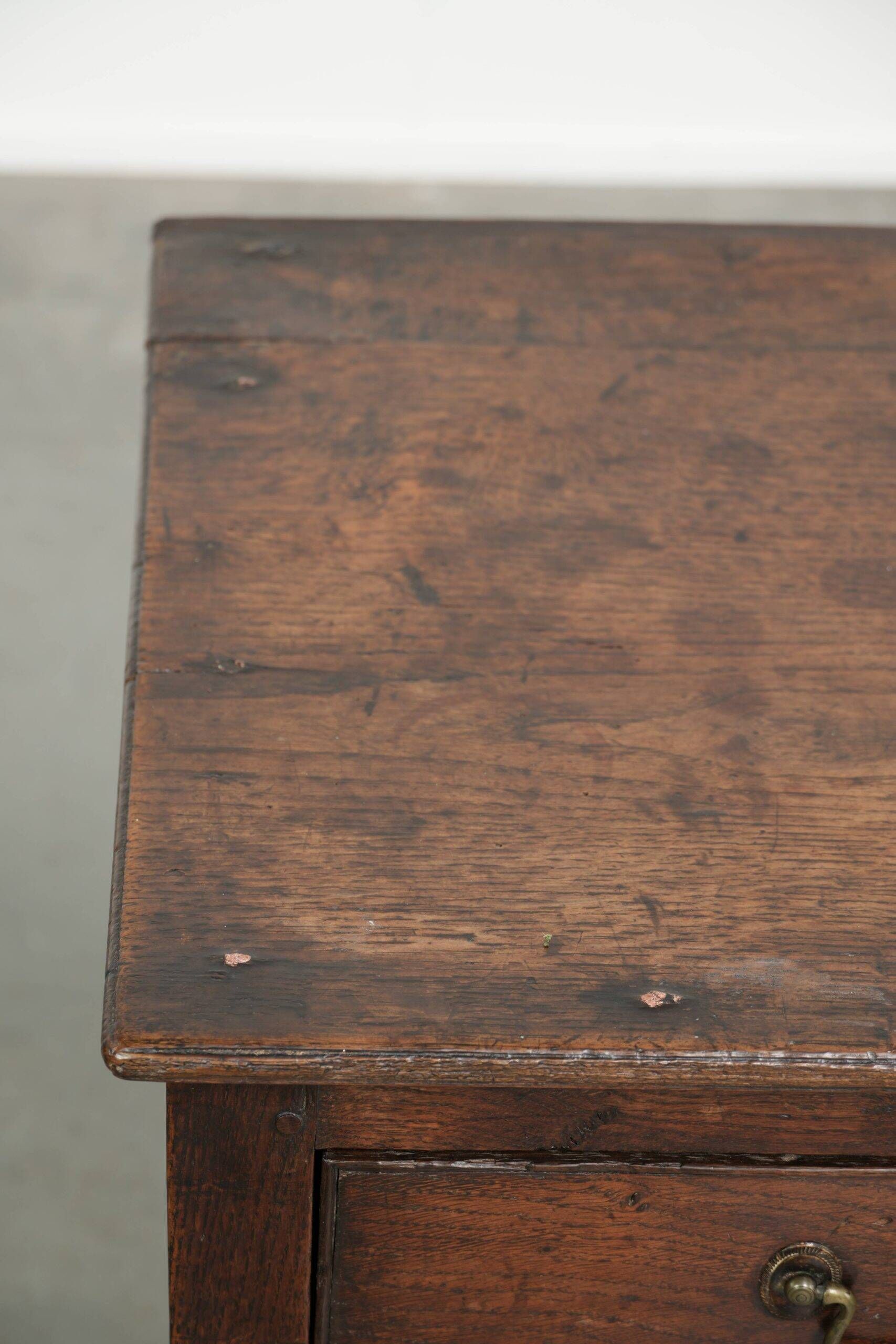 Table basse anglaise antique de style lowboy du XVIIIe siècle en chêne.