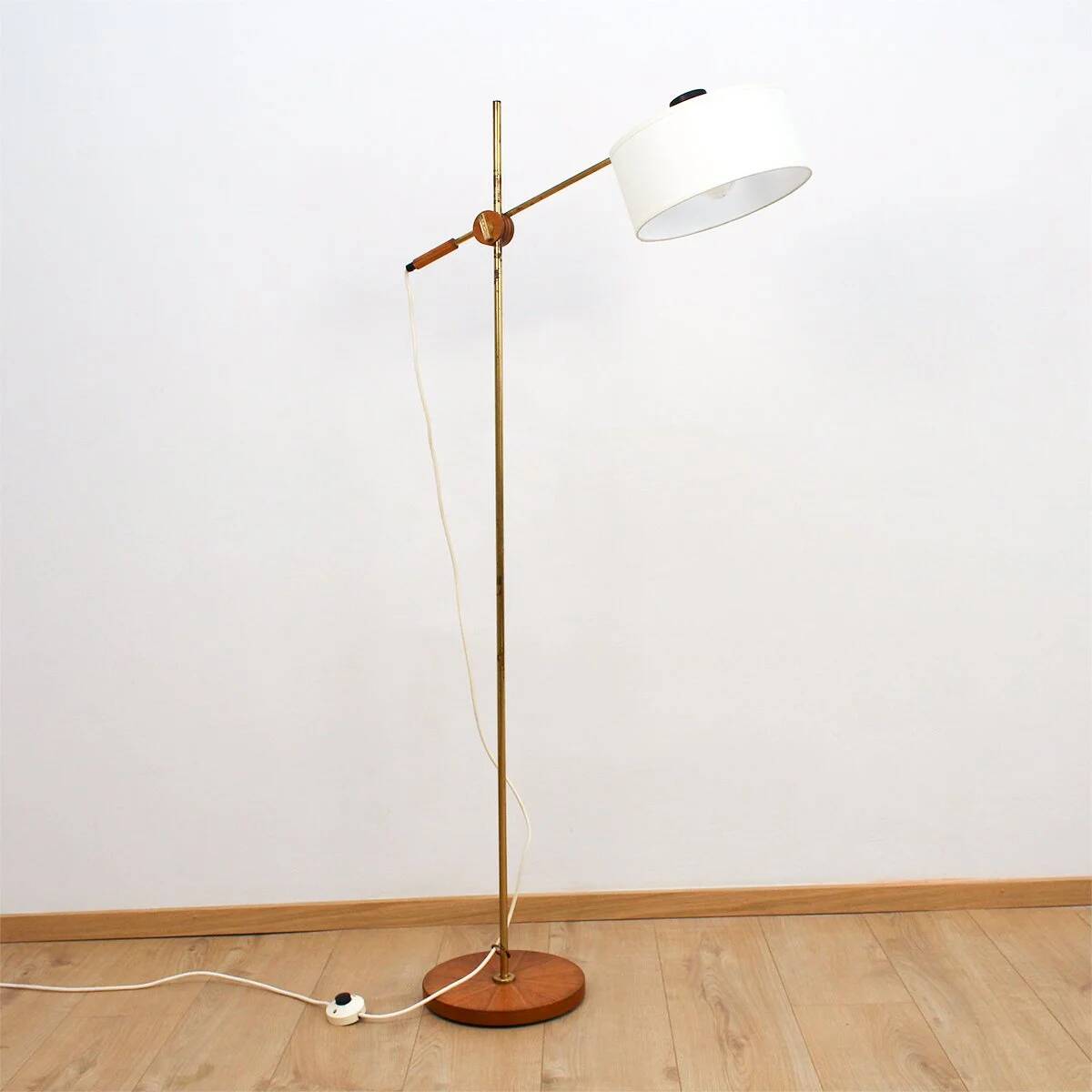 Floor lamp with a swivelling arm