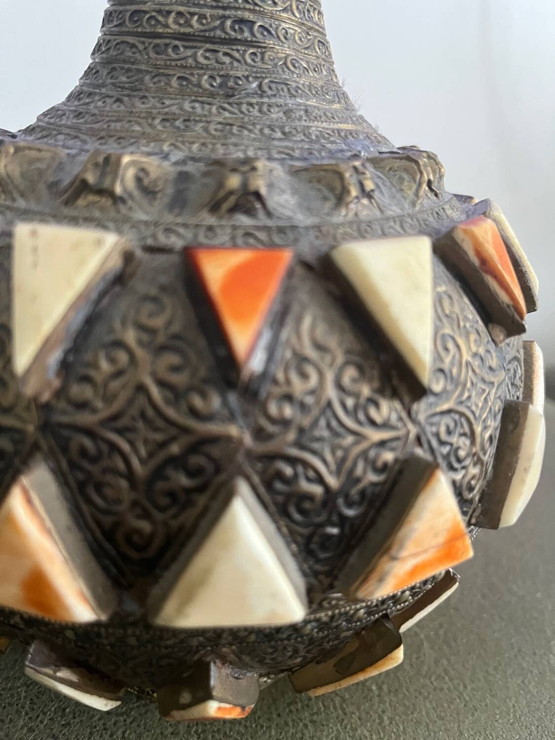 Superb ethnic decorative vase in chiseled metal and inlays – Piè