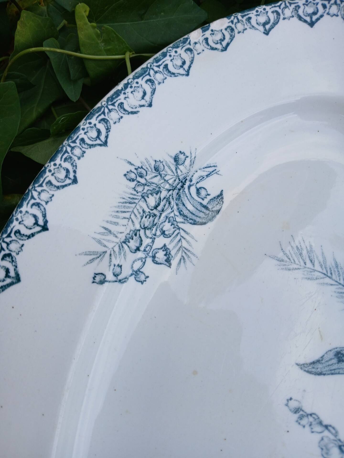 Plat ancien en terre de fer Saint Amand 