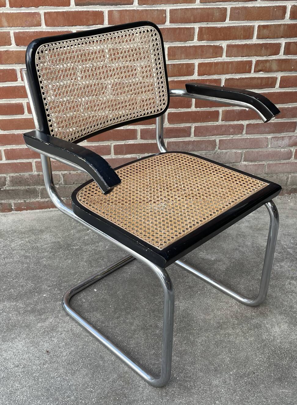 Chaise Cesca B64 avec accoudoirs by Marcel Breuer Design en noir