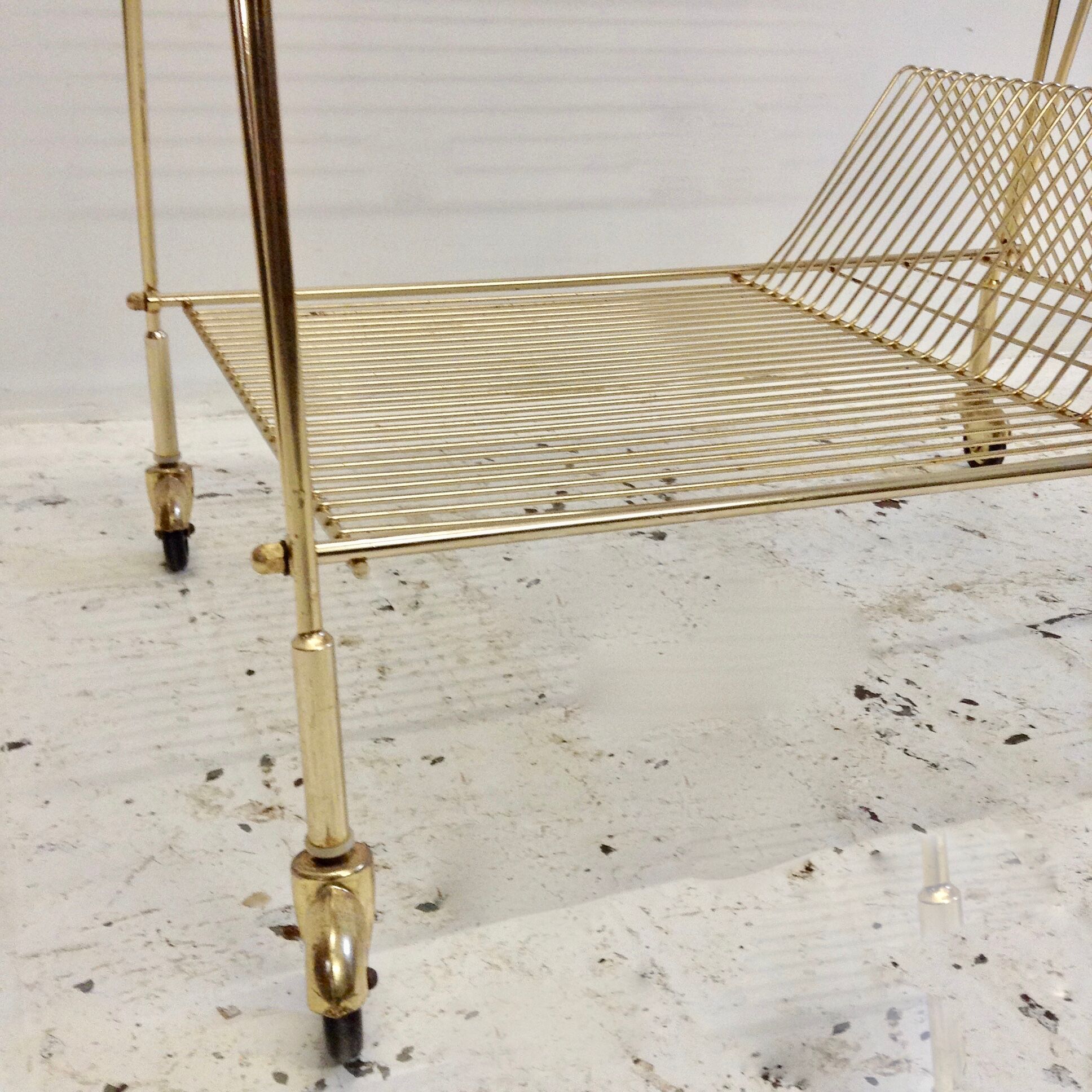 Service magazines rack