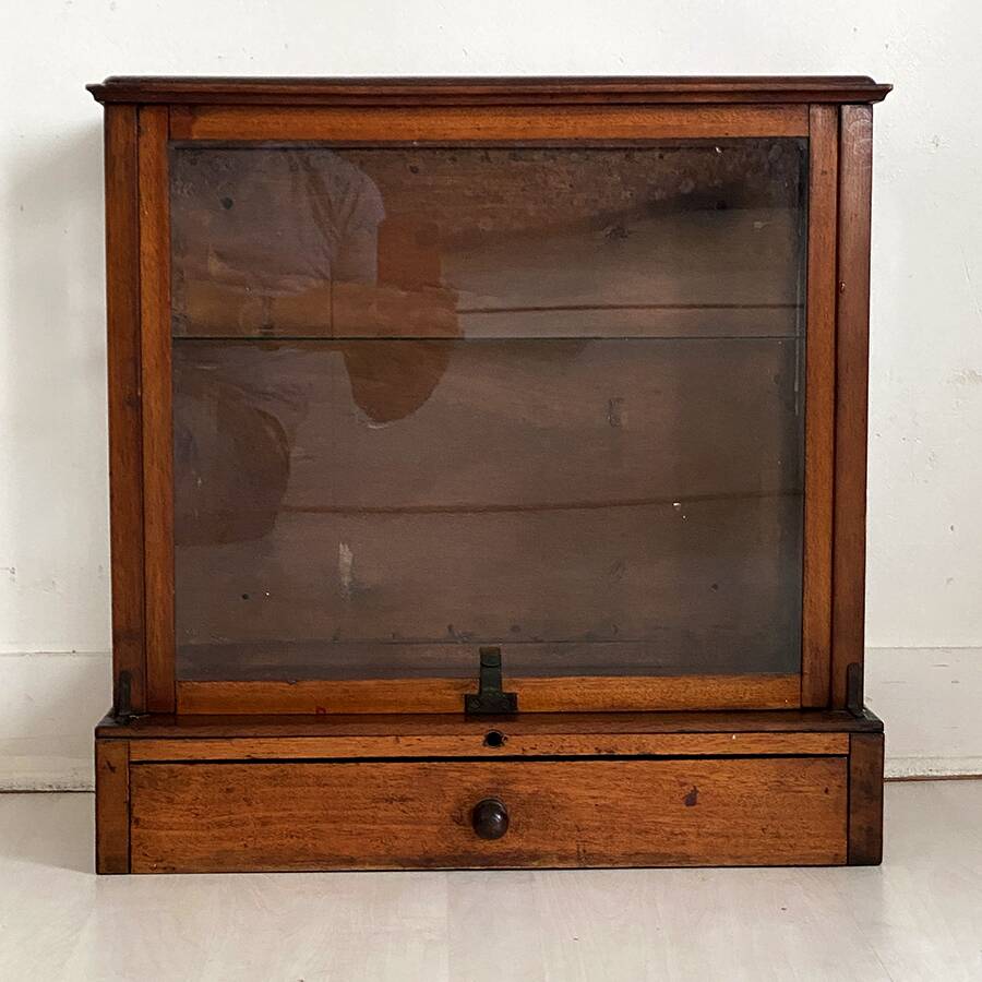 Vitrine de pharmacie, années 30